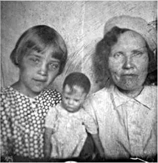 С няней Мы с Васильком не расставались дружно бегали на все сеансы в кино - фото 68