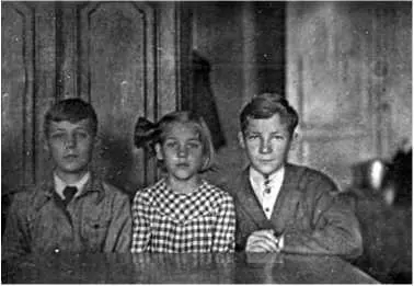 Слева направо Кирилл и Ольга Тольские Валерий Корнилов 1949 г После - фото 70