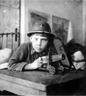 Вадим 1941 год Я не слышал свиста путь и грохота взрывов Не видел убитых и - фото 74