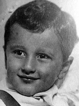 Борис 1935 год Мы жили в коммуналке в сравнительно большой комнате с окном - фото 89