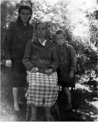Софья с мамой Евдокией Яковлевной и младшим братом Михаилом Вести от родных с - фото 121