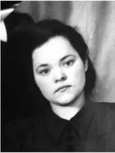 Валентина после войны Солдаты все шли и искали партизан Один офицер в деревне - фото 124