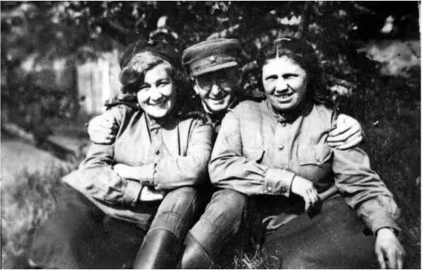 Мама Аллы Мария Андреевна Костюченко справа И вот Рождество 1941 года Я стою - фото 127