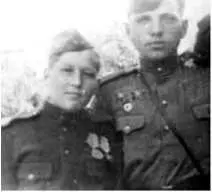 Витя Митин с товарищем 1944 год Помню шел впереди солдат связной тянул - фото 162