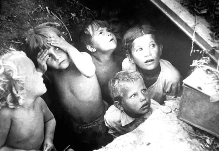 Дети во время налета немецкой авиации 1941 г АвторБорис Ярославцев ТАСС - фото 170