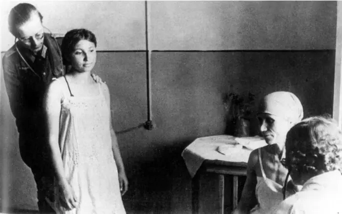 Медицинский осмотр трудообязанных перед отправкой в Германию 1942 г - фото 177