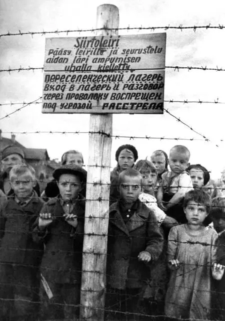 Узники концентрационного лагеря Петрозаводск 1942 г АвторТАСС Узники - фото 178