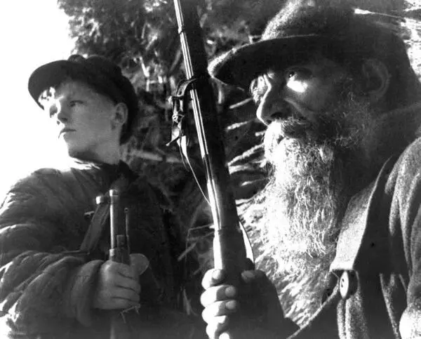 Два партизана 1943 г АвторМихаил Трахман ТАСС Первая помощь в бою - фото 185