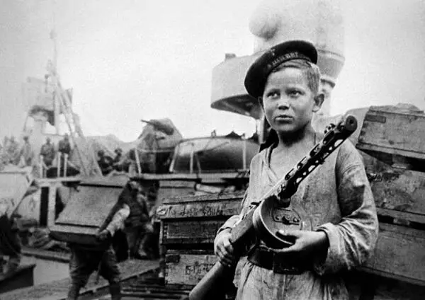 Юнга на вахте миноносца Ташкент Новороссийск 1942 г АвторТАСС Снайпер - фото 187