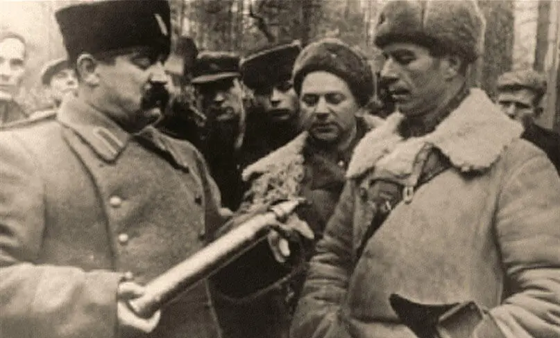 Д Медведев и его заместитель А Лукин демонстрируют А Федорову трофейный - фото 60