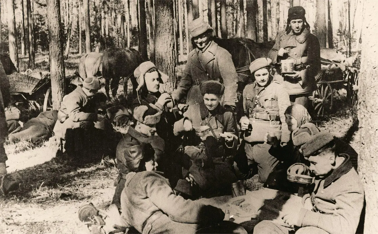 Партизаны на привале Елена Колесова 19201942 Участник диверсионной - фото 76