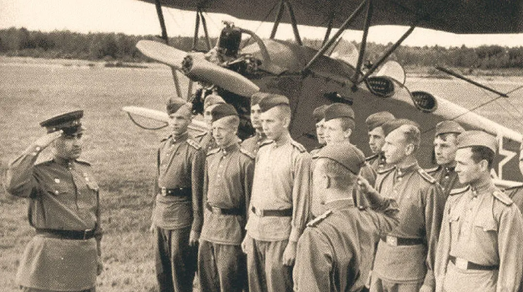 Алексей Маресьев в авиационном училище С августа по сентябрь 1943 года - фото 122