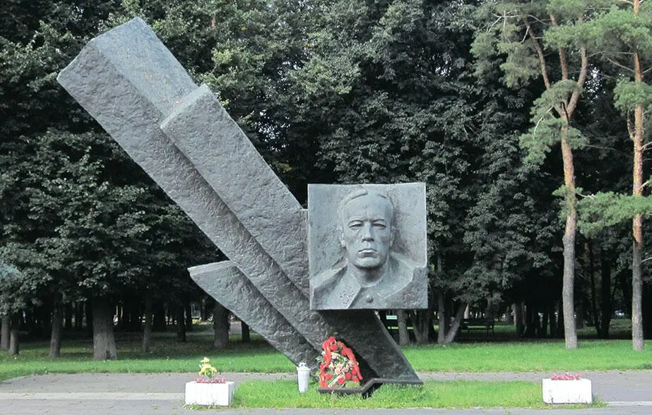 Самоотверженно под огнем противника отважные девушкисанинструкторы оказывали - фото 152