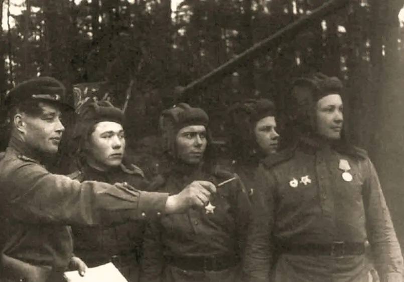 Командир танкового батальона майор Семен Хохряков со своим экипажем на занятиях - фото 162