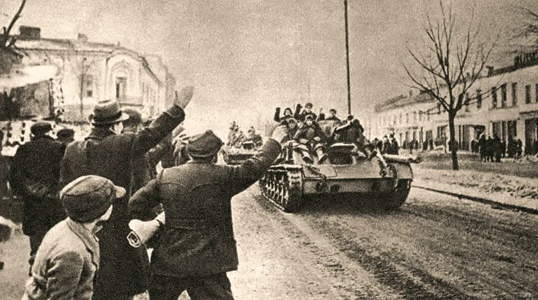 Жители Ченстохова встречают освободителей В сражениях за Ченстохов в полной - фото 163
