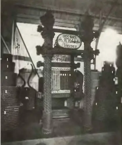 Кстати мастеракондитеры тут же готовили сладости и для публики В других - фото 40