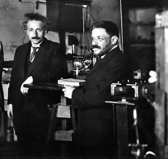 C Паулeм Эренфестом в лаборатории Лейденского университета Hачало 1920х гг - фото 50