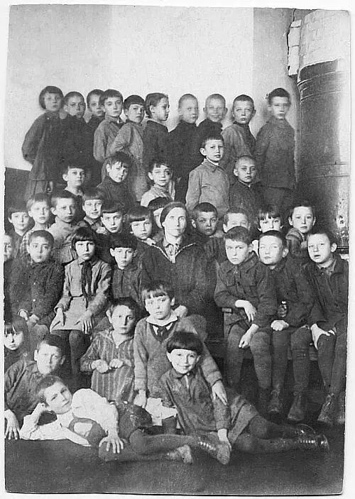 Лева Федотов среди одноклассников В первом ряду слева лежит Троянский - фото 6