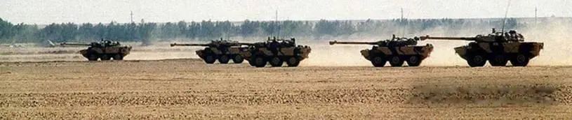Французские разведывательные машины АМХ10RC следуют через пустыню 1991 год - фото 11