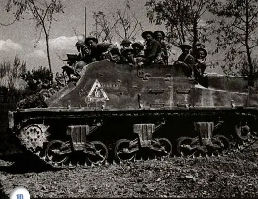 БТР Кенгуру с солдатами 78й британской дивизии в Италии Апрель 1945 год - фото 9