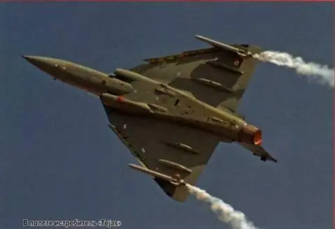 В полете истребитель Tejas Индийский ударный вертолет HAL LCH Самолет - фото 70