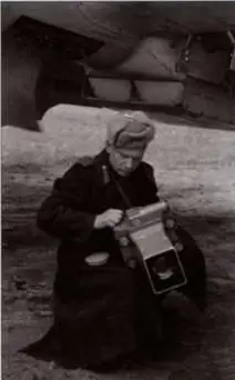 Зарядка фотоаппарата 209й ОКРАП 1944 г Фотоаппарат АФАИ на самолете - фото 89