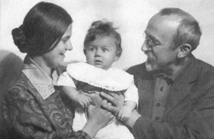 Женя с мамой и дедом Рудольфом Евгеньевичем Москва 1932 г Женя мама - фото 5