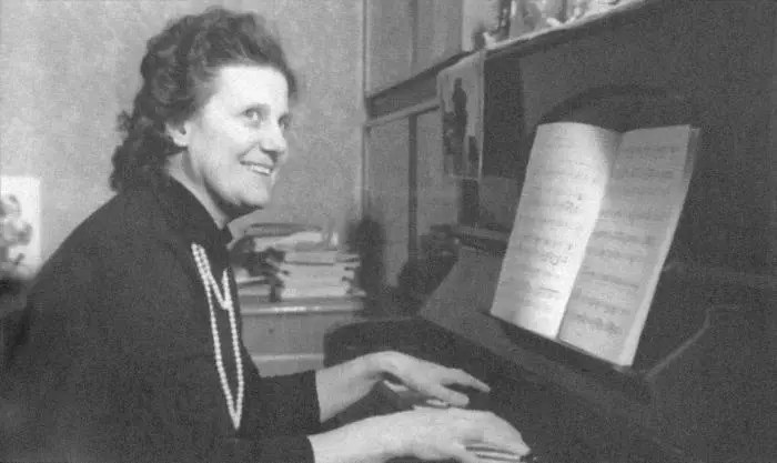 Мама и споет и сыграет Студентка Литинститута Белла Ахмадулина 1955 г - фото 12