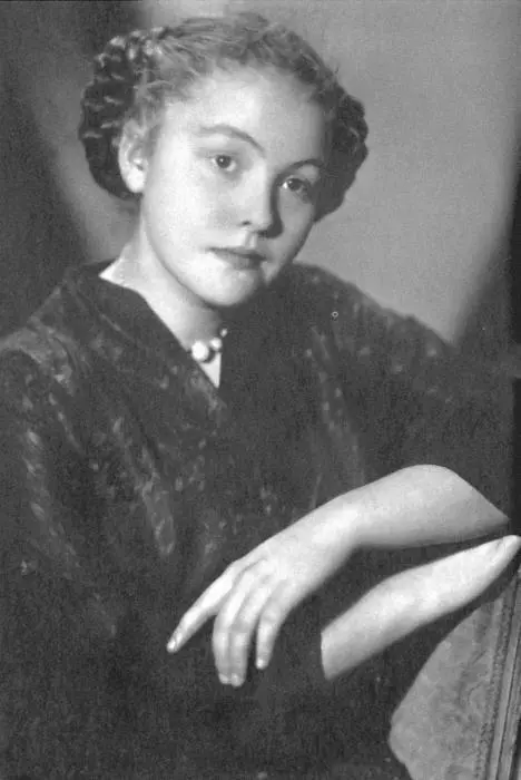 Студентка Литинститута Белла Ахмадулина 1955 г 19571959 гг На сцене - фото 13