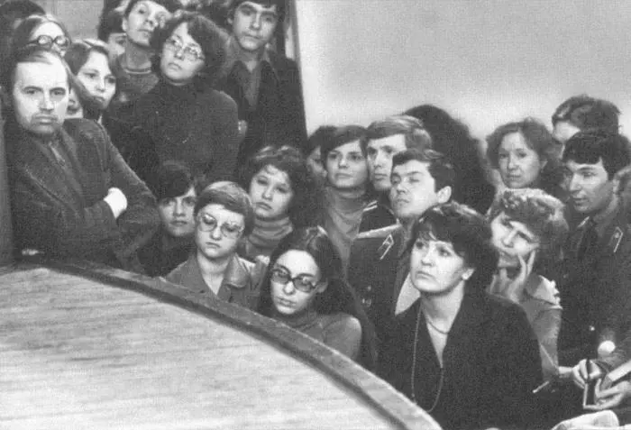 Залы не могли вместить всех пришедших на поэтические выступления Так слушали - фото 21