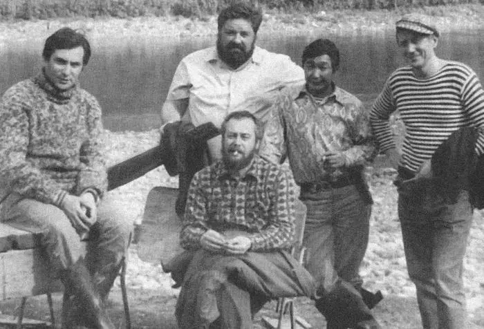 По Алдану Слева направо Л Шинкарев В Черных О Целков Г Балакшин 1975 - фото 45