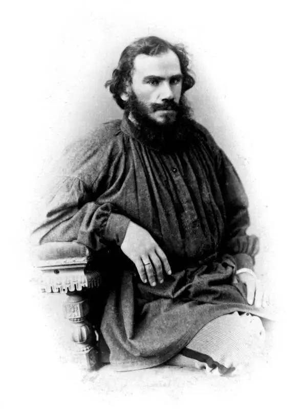 Лев Николаевич Толстой в 1868 году В следующем году он закончит Войну и мир - фото 1