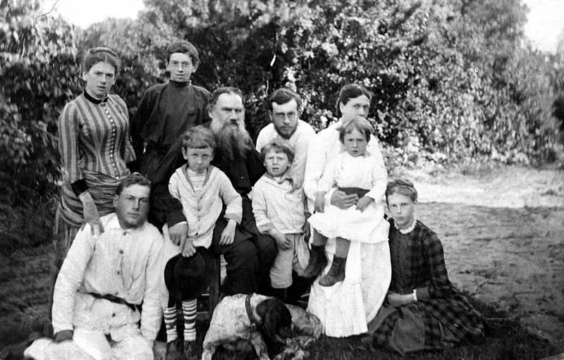 Лев Николаевич Толстой в кругу семьи Позади отца Лев Львович Толстой 1884 - фото 15