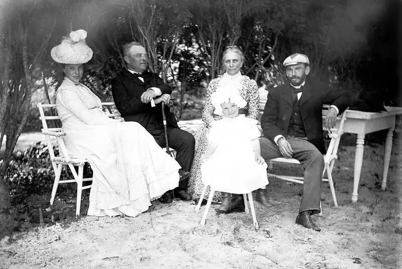 Лев Львович Толстой с сыном Лёвой женой и ее родителями в Ясной Поляне 1900 - фото 33