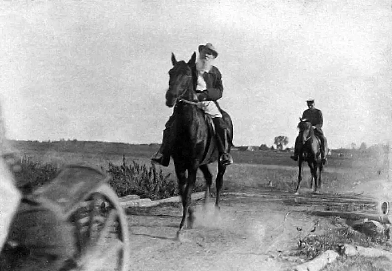 Лев Николаевич Толстой верхом на Делире Снимок Льва Николаевича Толстого для - фото 46