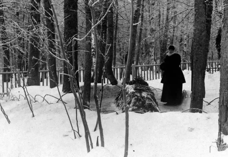 Софья Андреевна Толстая на могиле мужа Отец и сын в апреле 1903 года - фото 50