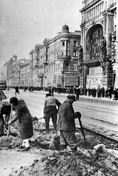 Невский проспект осенью 1941 г Интересно что именно в этот день Военный - фото 5