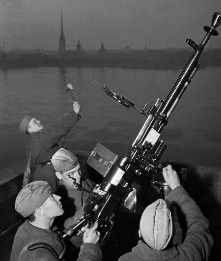 Зенитчики ПВО на страже ленинградского неба Ленинград октябрь 1941 г РИА - фото 10