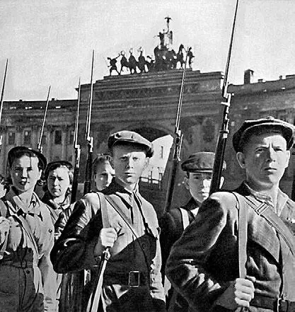 Защитники Ленинграда на Дворцовой площади 1941 г Директива начальника - фото 15