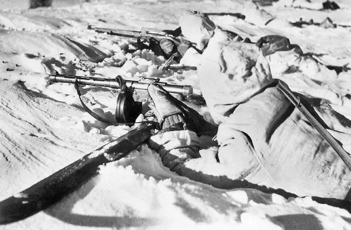 Красноармейцы в маскировочных халатах Зима 1941 г 35летие встретил - фото 38