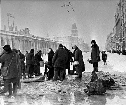 Жители блокадного Ленинграда набирают воду появившуюся после артобстрела в - фото 39