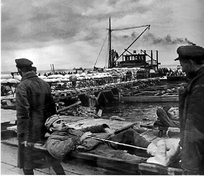 Перенос раненых к санитарному транспорту в ладожском порту 1942 г Автор - фото 53