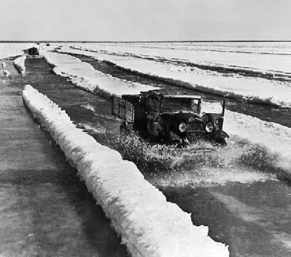 Грузовики с продовольствием на Ладожском озере Весна 1942 г 11 января 1942 - фото 55