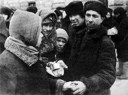 Обмен продуктов на рынке Февраль 1942 г На Мытнинской улице у одного - фото 56