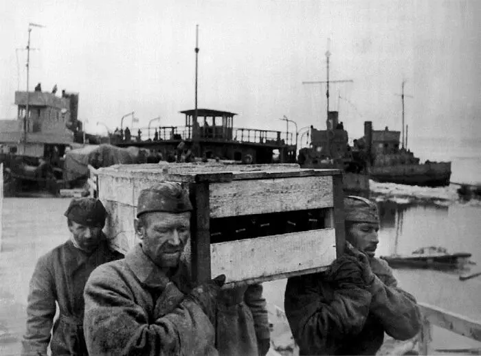 Советские солдаты грузят ящики с оружием привезенные по Дороге жизни Автор - фото 58