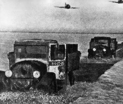 Ладожское озеро Колонна машин на Дороге жизни 1942 г Умер боец 4го - фото 60