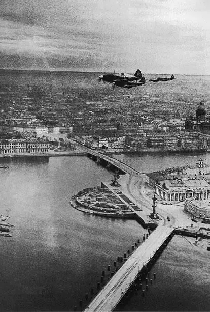 Миг3 над стрелкой Васильевского острова 1942 г Во время ленинградской - фото 61