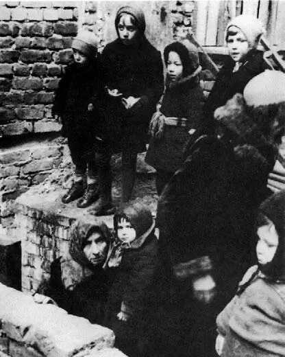 Ленинградские дети около бомбоубежища 1942 г От голода во время блокады - фото 62