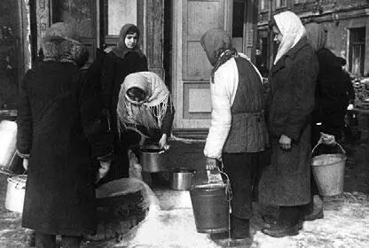Невский проспект Женщины набирают воду Зима 1942 г 16 февраля 1942 года - фото 63