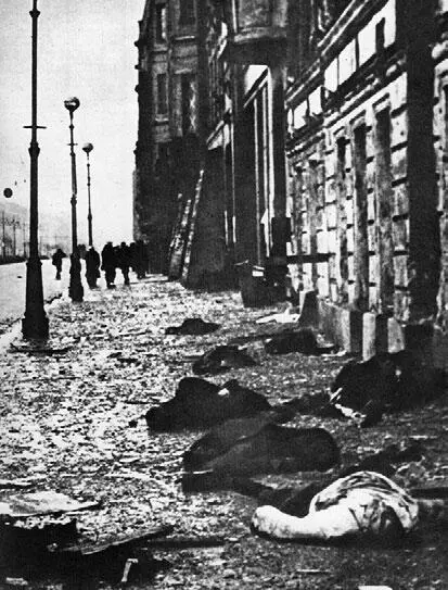На улицах Ленинграда 1942 г Гитлер объявил о завершении к лету русской - фото 67